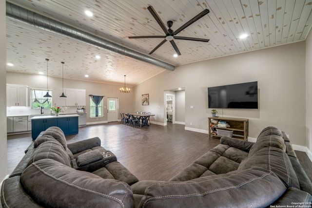 332 County Road 423, Stockdale, TX 78160