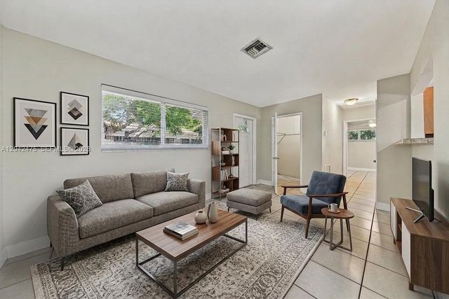 606 SW 16th St Rear Cottage, Fort Lauderdale, FL 33315
