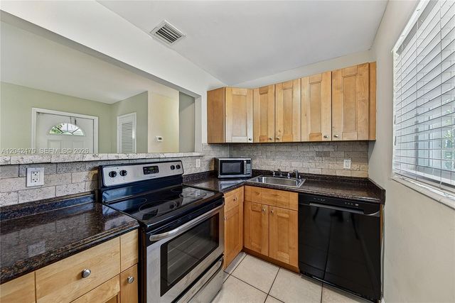606 SW 16th St Rear Cottage, Fort Lauderdale, FL 33315