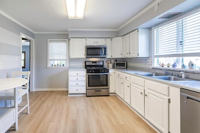 821 SAINT CLAIR Avenue, Erie, PA 16505