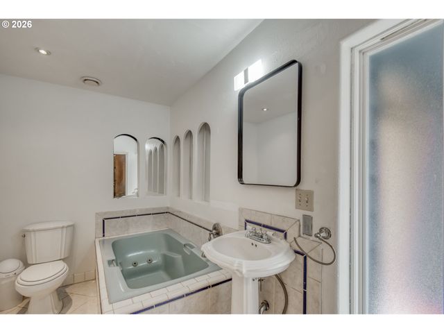 29729 Sw OLD WELL Rd, West Linn, OR 97068