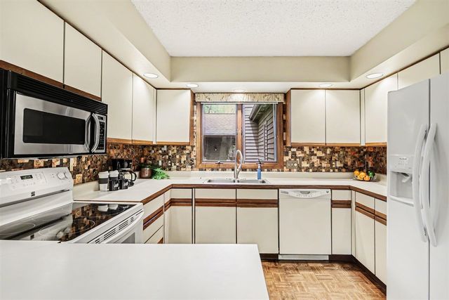 2429 Highpointe Drive, Kalamazoo, MI 49008