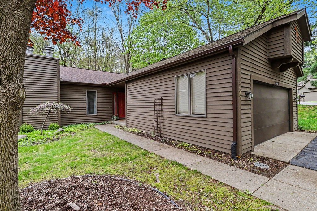 2429 Highpointe Drive, Kalamazoo, MI 49008