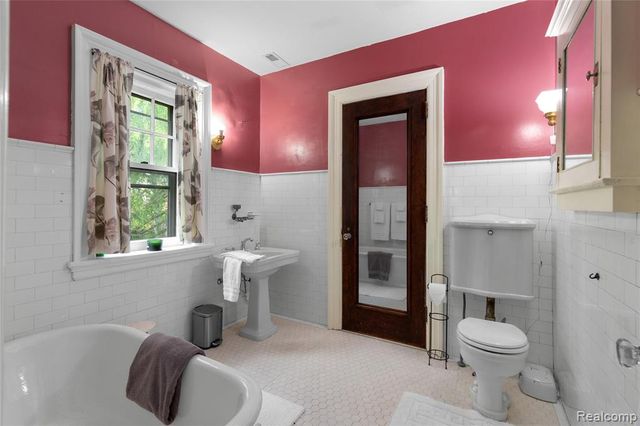 1450 Iroquois Street, Detroit, MI 48214