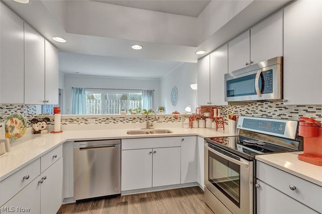 6960 Cottage Circle, North Ridgeville, OH 44039