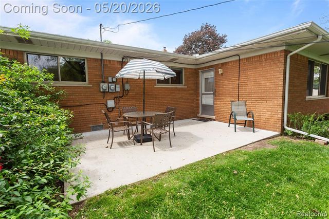 45078 Vanker Avenue, Utica, MI 48317