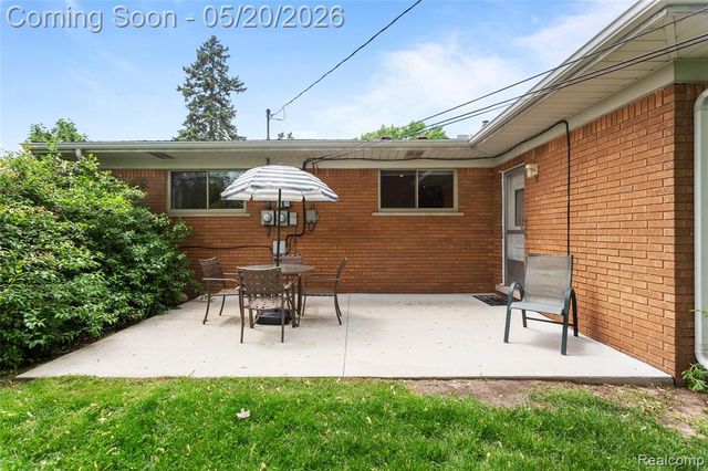 45078 Vanker Avenue, Utica, MI 48317