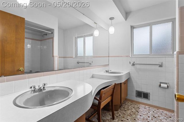 45078 Vanker Avenue, Utica, MI 48317