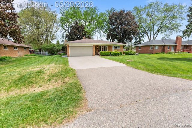 45078 Vanker Avenue, Utica, MI 48317