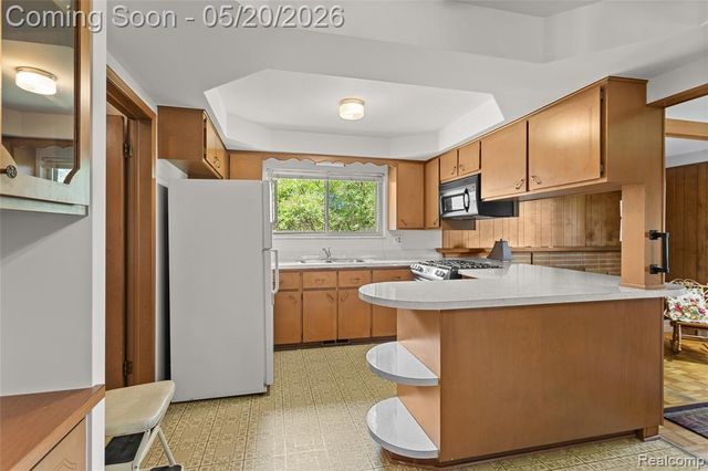 45078 Vanker Avenue, Utica, MI 48317