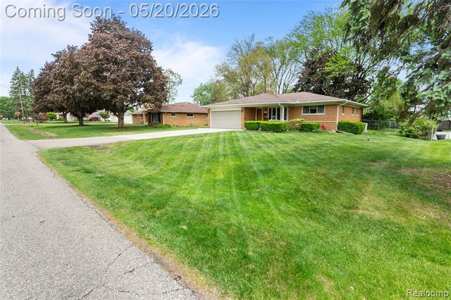 45078 Vanker Avenue, Utica, MI 48317