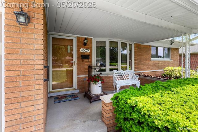 45078 Vanker Avenue, Utica, MI 48317