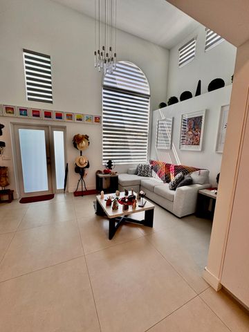 1081 WILSHIRE Circle E, Pembroke Pines, FL 33027