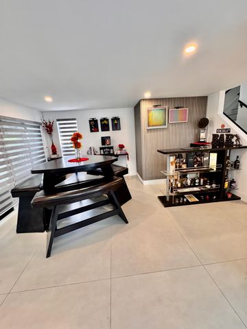 1081 WILSHIRE Circle E, Pembroke Pines, FL 33027