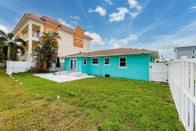 136 175TH TERRACE DRIVE E, Redington Shores, FL 33708
