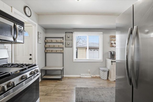 2232 W Carrington AVENUE, Oak Creek, WI 53154