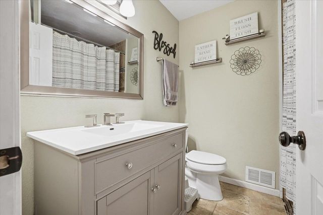 2232 W Carrington AVENUE, Oak Creek, WI 53154