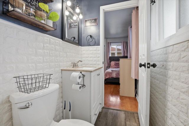 2232 W Carrington AVENUE, Oak Creek, WI 53154