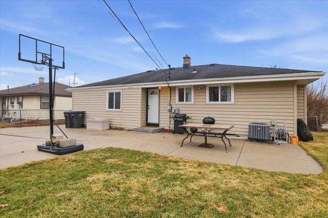 2232 W Carrington AVENUE, Oak Creek, WI 53154