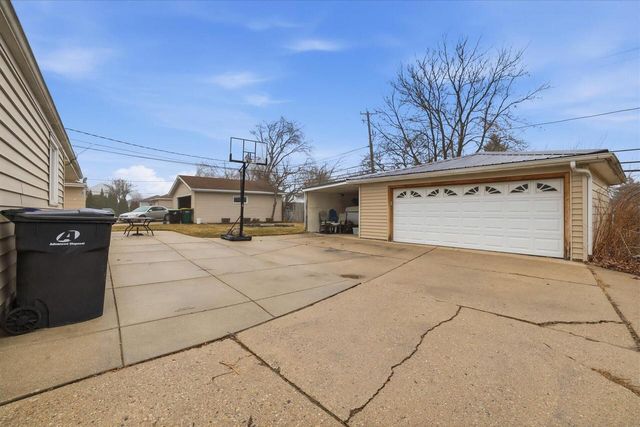 2232 W Carrington AVENUE, Oak Creek, WI 53154