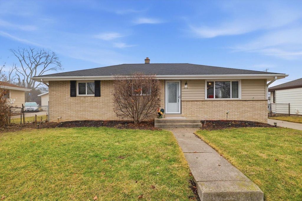 2232 W Carrington AVENUE, Oak Creek, WI 53154