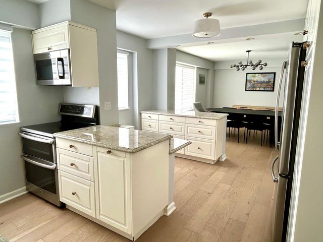 7061 N Kedzie Avenue 115, Chicago, IL 60645