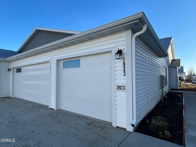 3923 Libra Bend SE, Mandan, ND 58554 property photo