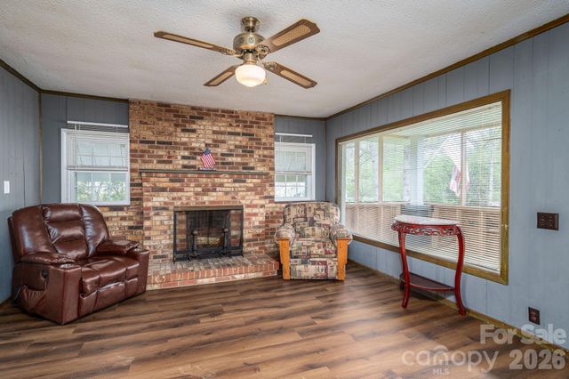 111 E Carlton Street, Dallas, NC 28034