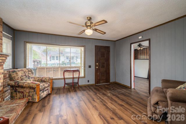 111 E Carlton Street, Dallas, NC 28034