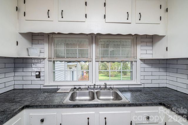 111 E Carlton Street, Dallas, NC 28034