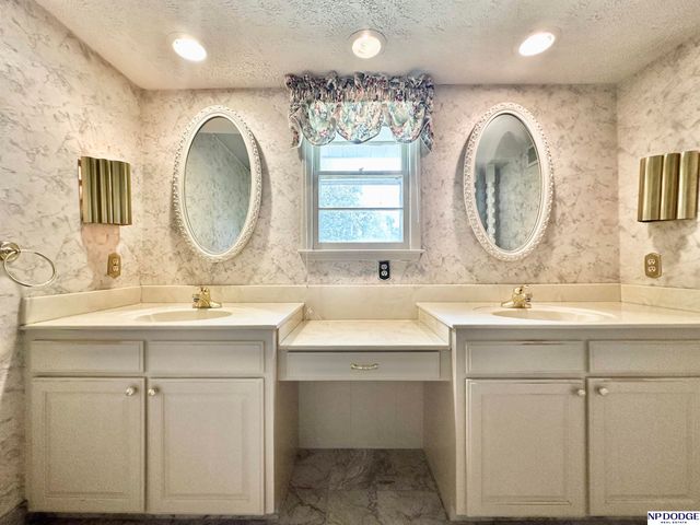 2105 S 120 Street, Omaha, NE 68144