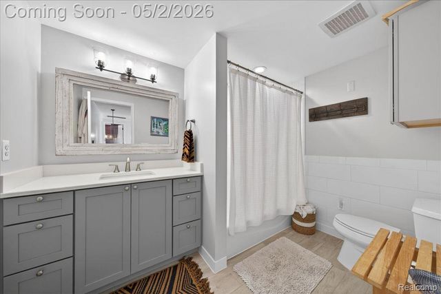 7025 Cedarbank Drive, West Bloomfield Charter Township, MI 48324