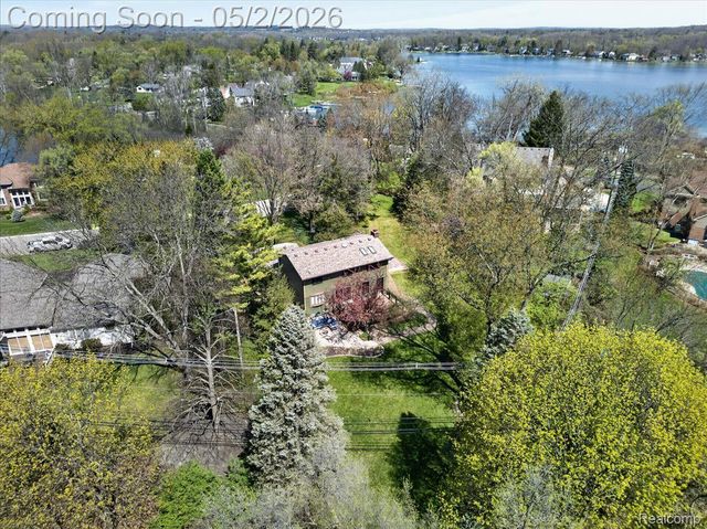 7025 Cedarbank Drive, West Bloomfield Charter Township, MI 48324