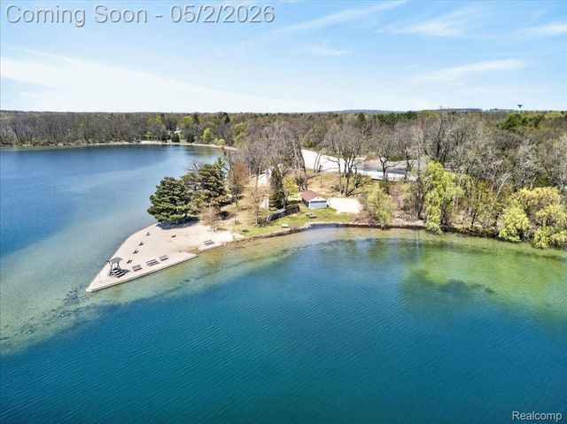 7025 Cedarbank Drive, West Bloomfield Charter Township, MI 48324