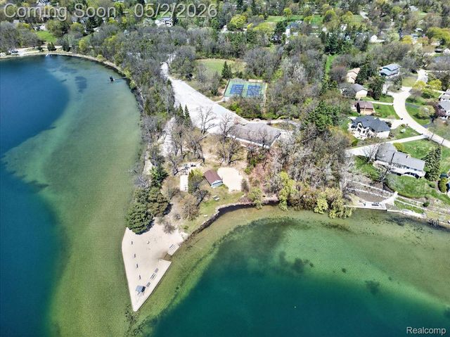 7025 Cedarbank Drive, West Bloomfield Charter Township, MI 48324