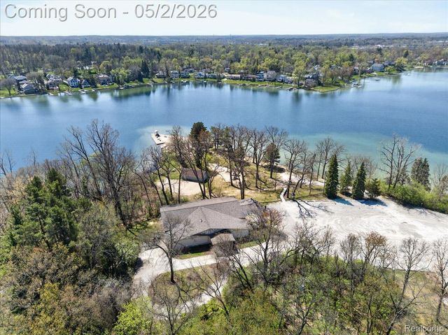7025 Cedarbank Drive, West Bloomfield Charter Township, MI 48324