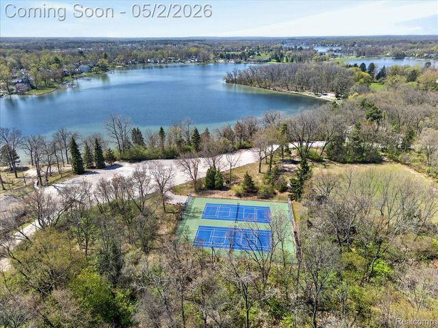 7025 Cedarbank Drive, West Bloomfield Charter Township, MI 48324