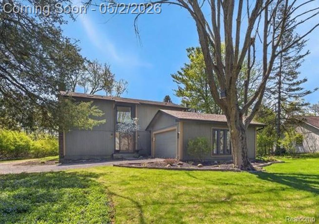 7025 Cedarbank Drive, West Bloomfield Charter Township, MI 48324