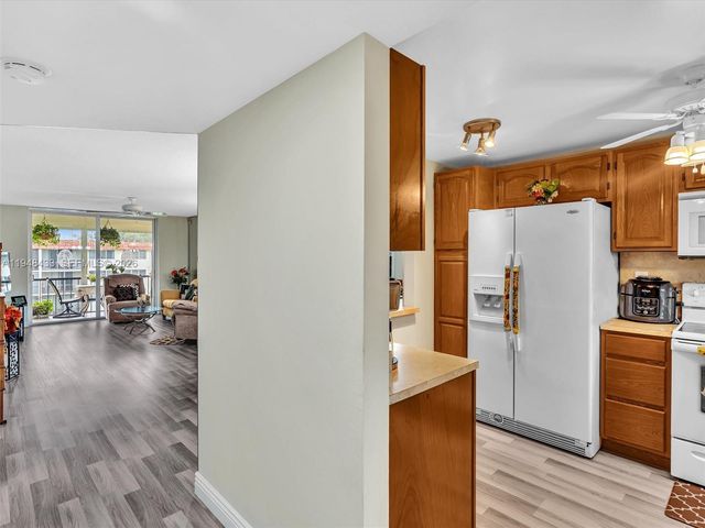 9420 S Hollybrook Lake Dr 302, Pembroke Pines, FL 33025