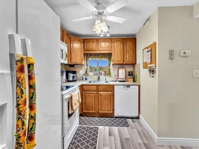 9420 S Hollybrook Lake Dr 302, Pembroke Pines, FL 33025