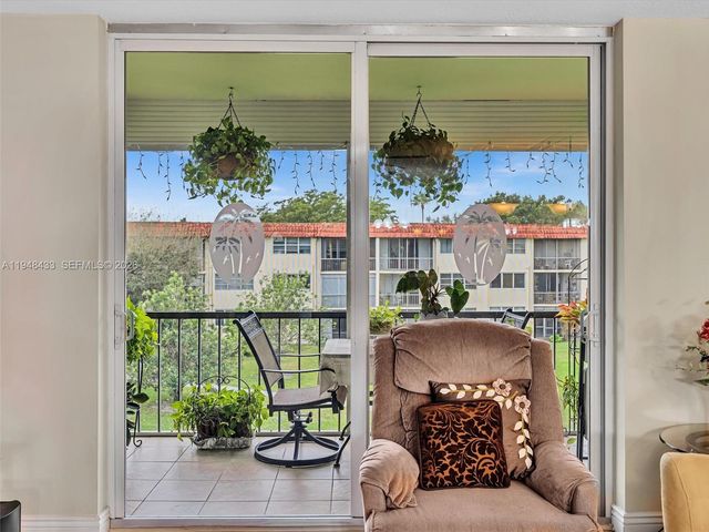 9420 S Hollybrook Lake Dr 302, Pembroke Pines, FL 33025