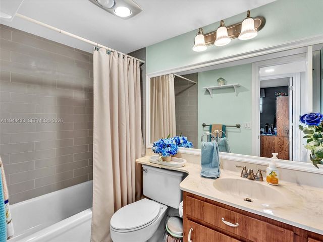 9420 S Hollybrook Lake Dr 302, Pembroke Pines, FL 33025