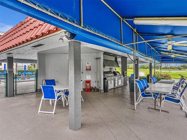 9420 S Hollybrook Lake Dr 302, Pembroke Pines, FL 33025