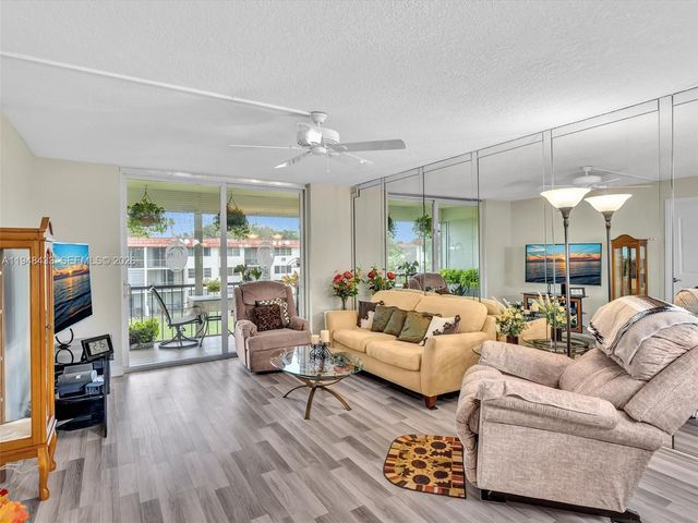 9420 S Hollybrook Lake Dr 302, Pembroke Pines, FL 33025