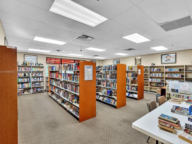 9420 S Hollybrook Lake Dr 302, Pembroke Pines, FL 33025