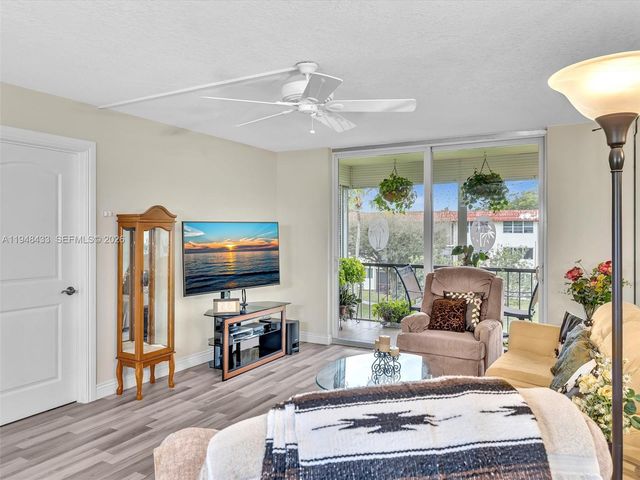 9420 S Hollybrook Lake Dr 302, Pembroke Pines, FL 33025