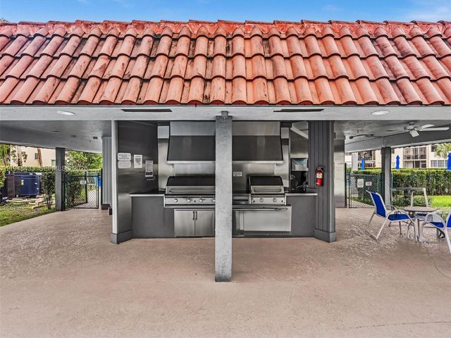 9420 S Hollybrook Lake Dr 302, Pembroke Pines, FL 33025