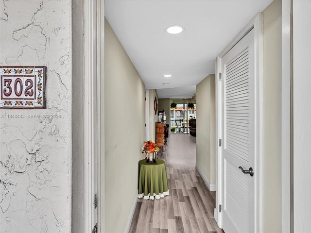 9420 S Hollybrook Lake Dr 302, Pembroke Pines, FL 33025