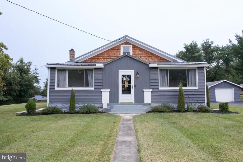 34 SALT RD, Enola, PA 17025