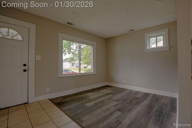 27500 Tighe Street, Roseville, MI 48066